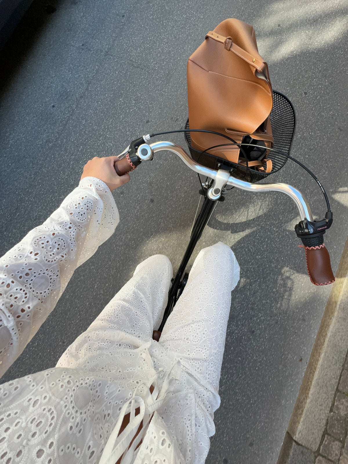 Mathilde Ravn pants with big embroidery - white