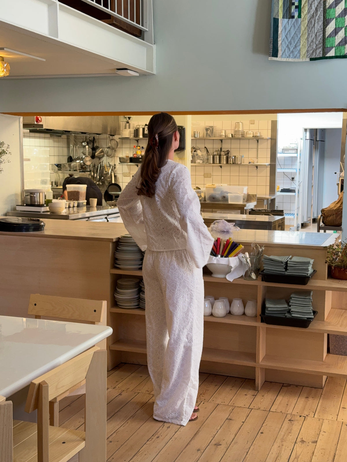 Mathilde Ravn pants with big embroidery - white