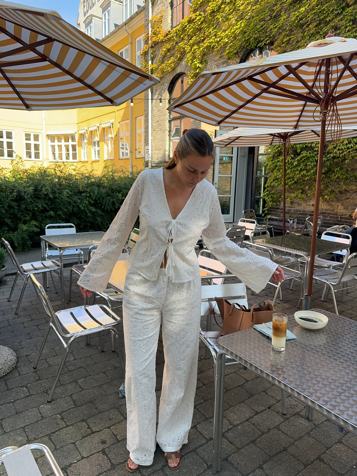 Mathilde Ravn pants with big embroidery - white