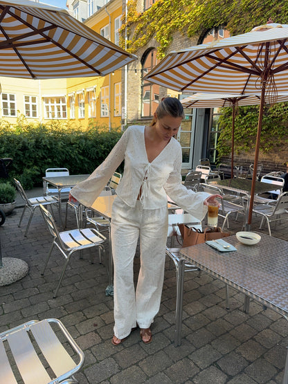 Mathilde Ravn pants with big embroidery - white
