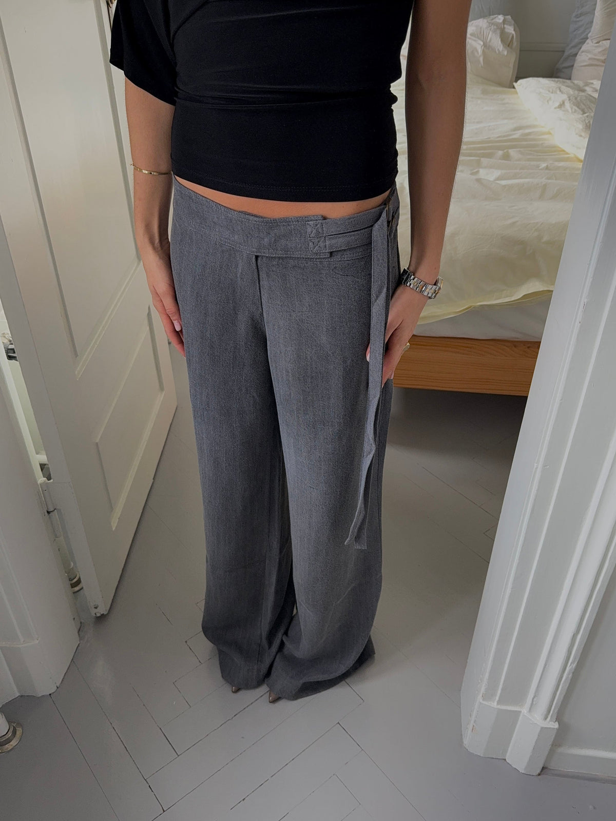 Ronya trousers with belt – Grey