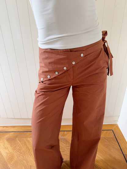 Scandivv trousers with details - Rust