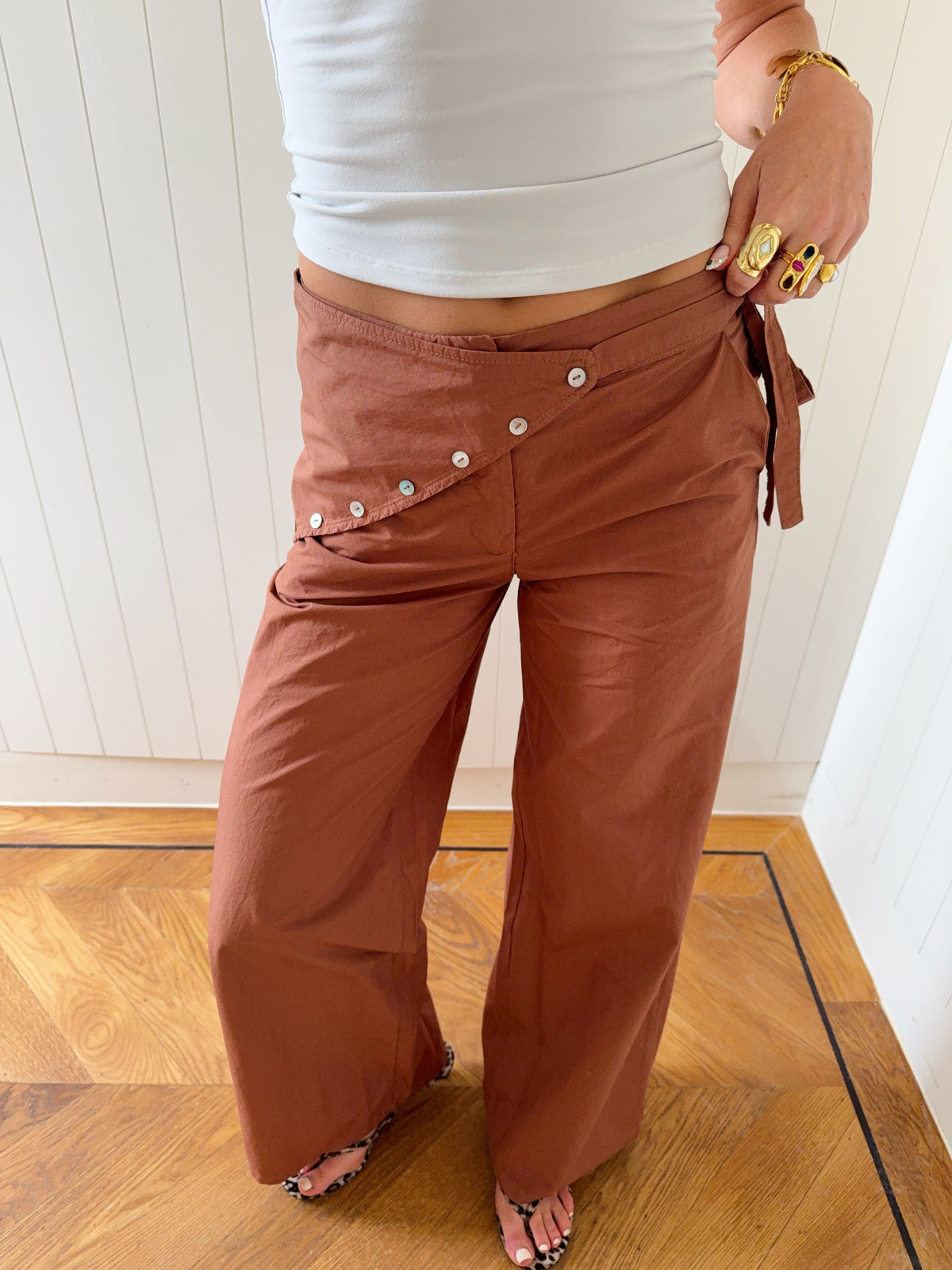Scandivv trousers with details - Rust