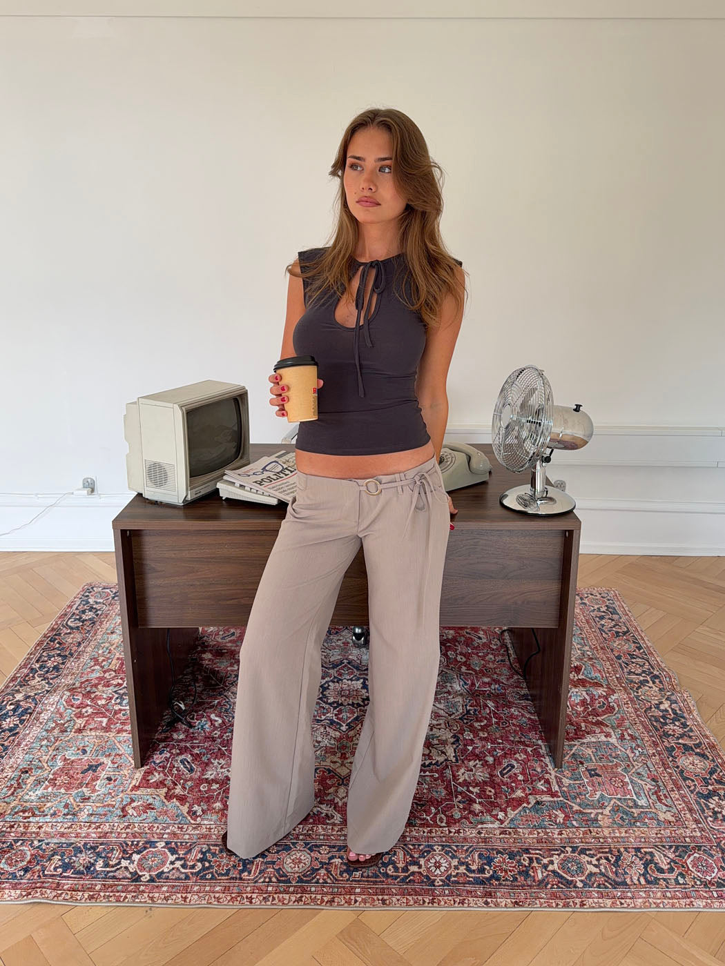 Vinna suit trousers with metal ring detail – Beige