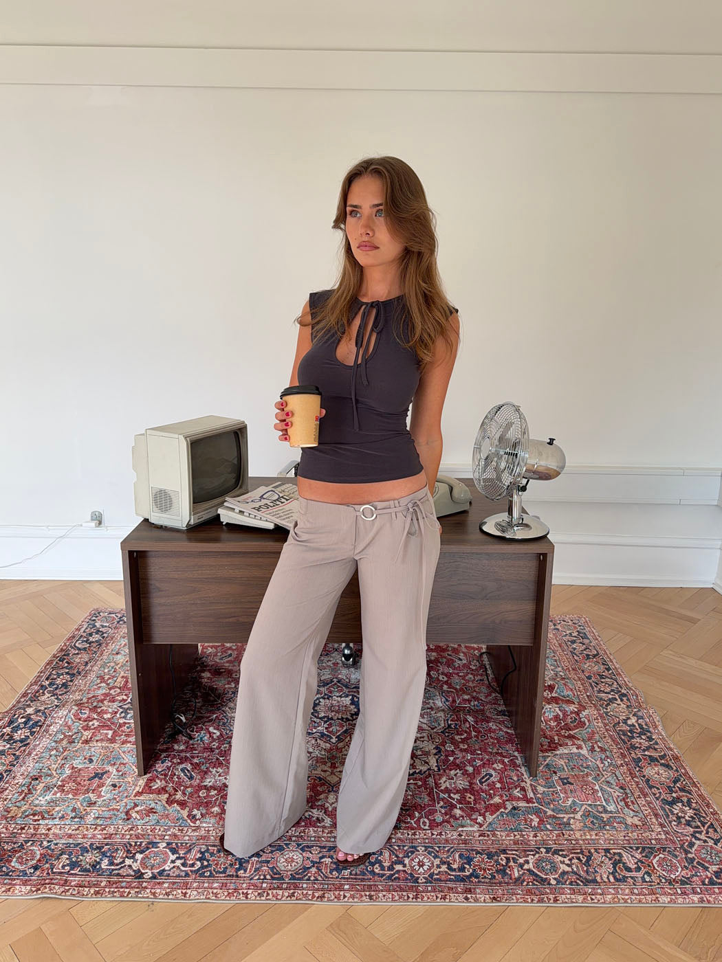 Vinna suit trousers with metal ring detail – Beige