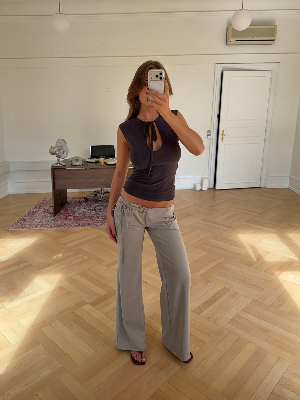 Vinna suit trousers with metal ring detail – Beige