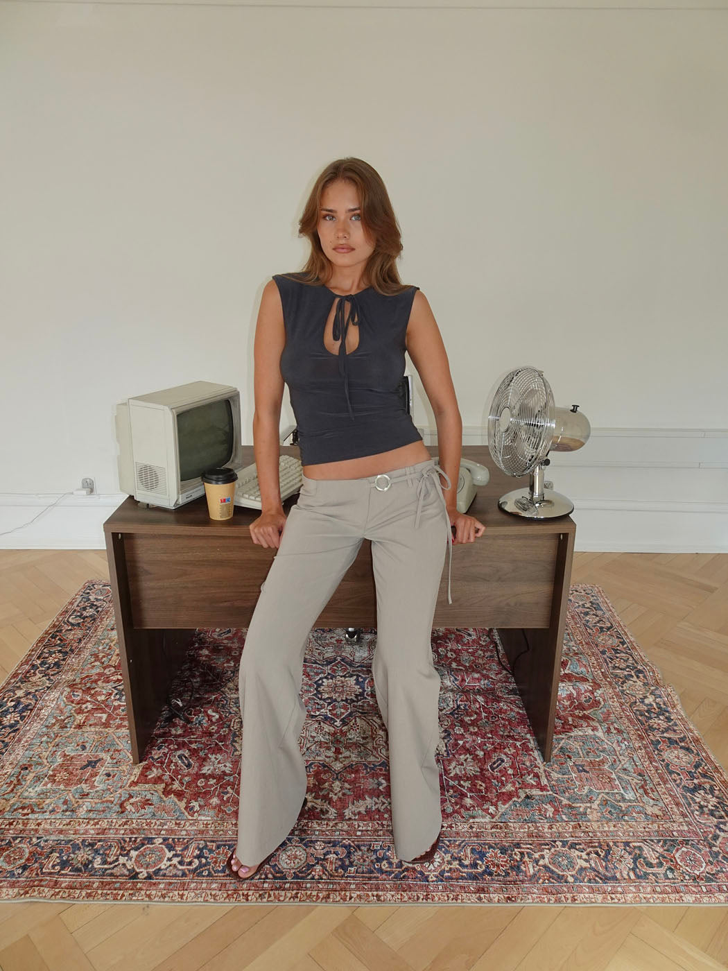 Vinna suit trousers with metal ring detail – Beige