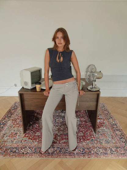 Vinna suit trousers with metal ring detail – Beige