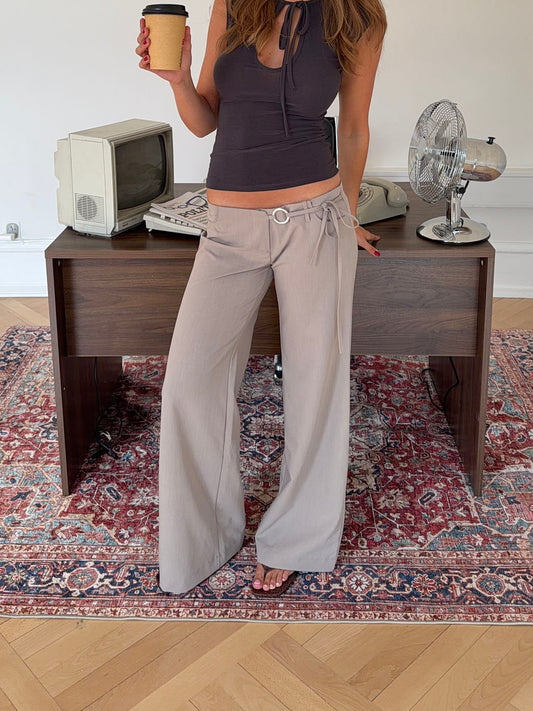 Vinna suit trousers with metal ring detail – Beige