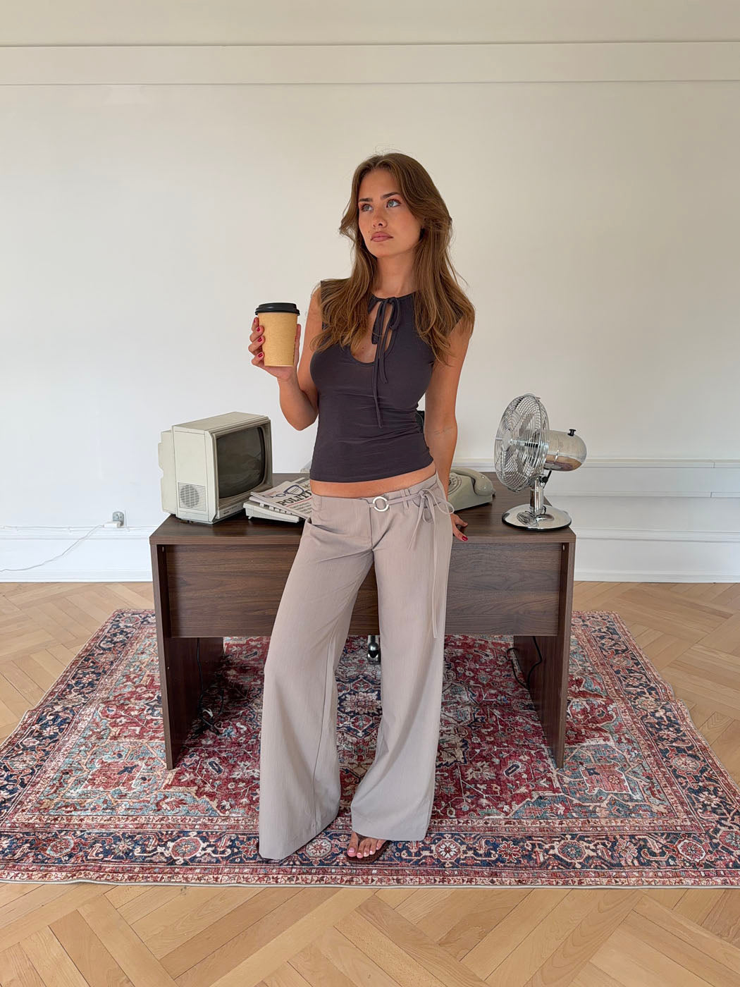 Vinna suit trousers with metal ring detail – Beige