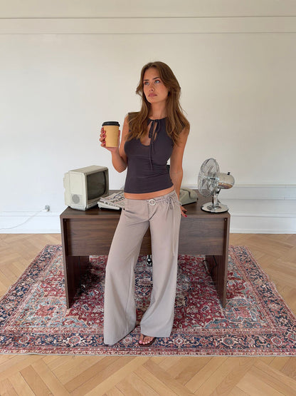 Vinna suit trousers with metal ring detail – Beige