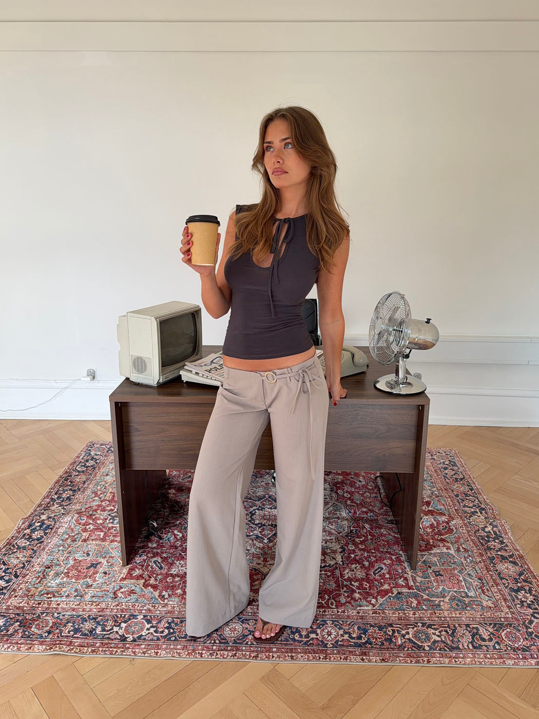 Vinna suit trousers with metal ring detail – Beige